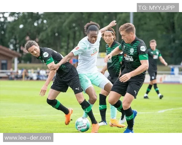 皇马与阿贾克斯激战成和比分揭晓双方表现精彩引发球迷热议 皇马与阿贾克斯激战成和比分揭晓双方表现精彩引发球迷热议